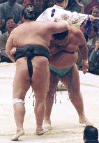 Musashimaru backs out Kotonowaka at Kyushu sumo